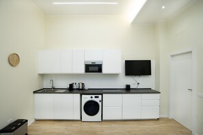 Refrigerador, microondas, placa de cocina, lavavajillas