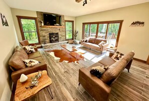 スマートテレビ、暖炉、テーブルサッカー台、卓球台