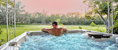 Outdoor spa tub