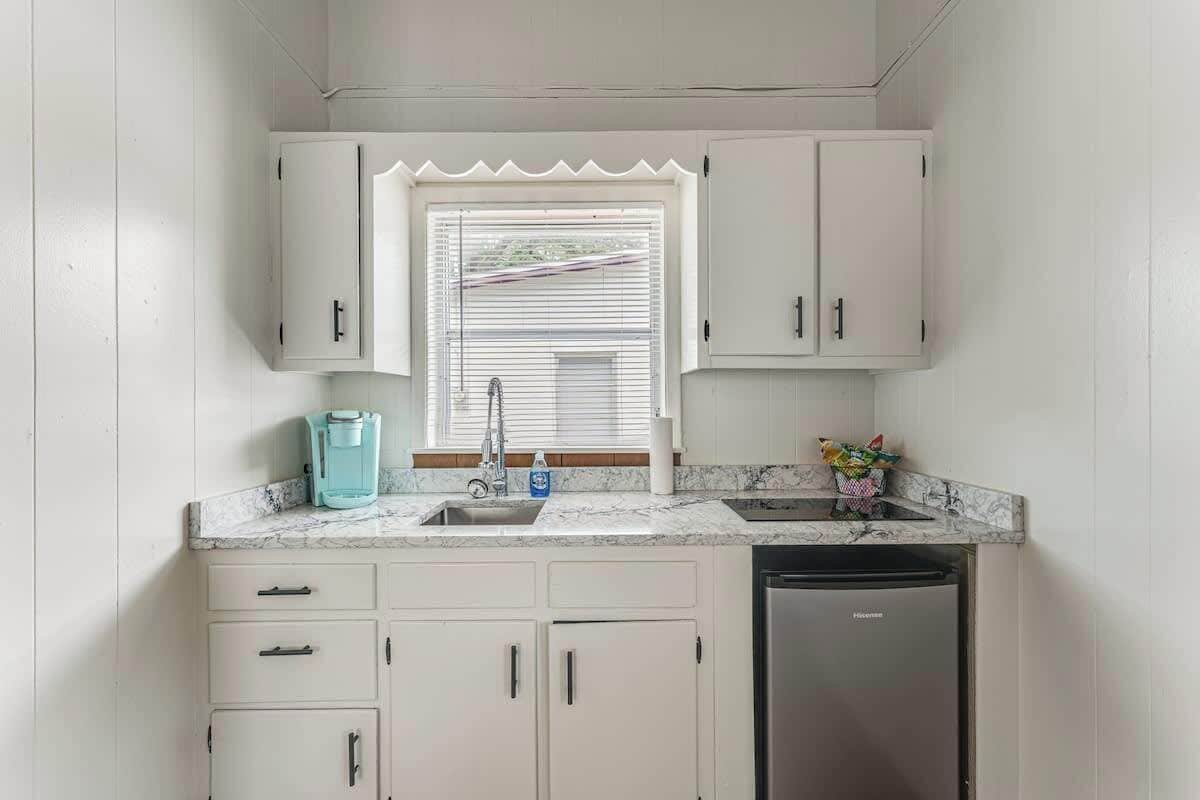 Microondas, parrilla de estufa y cafetera y tetera 