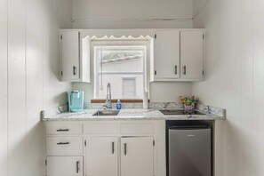 電子レンジ、コンロ、コーヒー / ティーメーカー、調理器具と食器