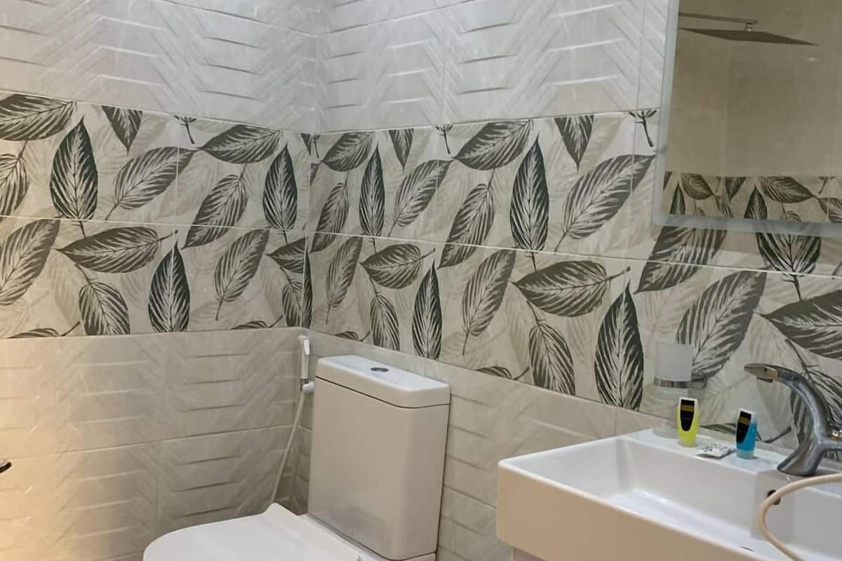 Combined shower/tub, hair dryer, slippers, towels
