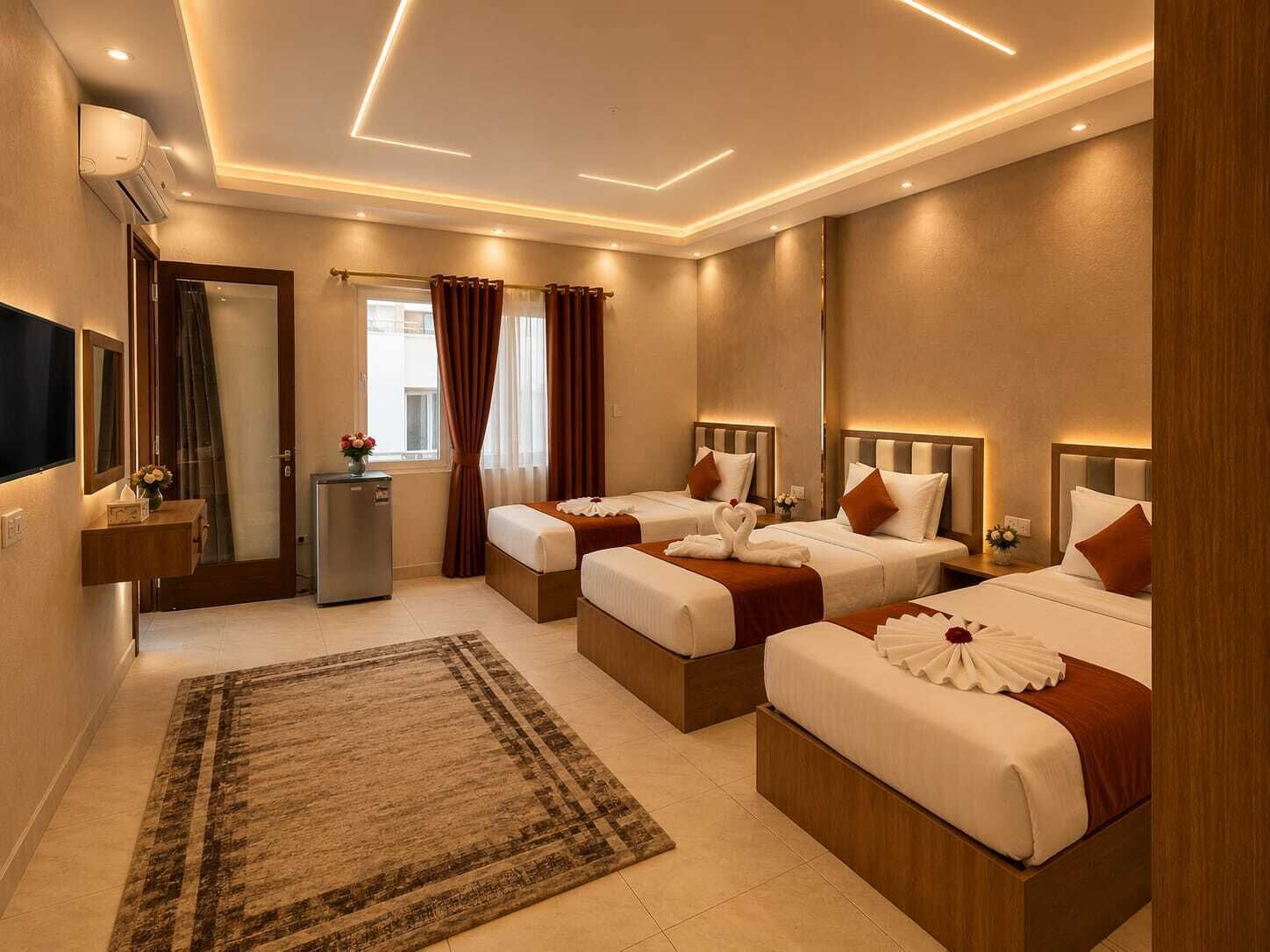 Habitación triple Deluxe, balcón, vistas al río | Sábanas de algodón egipcio y ropa de cama de alta calidad