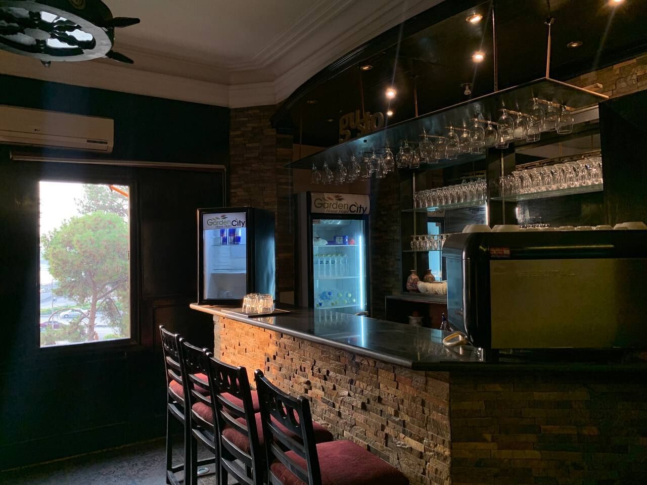 Frigobar, micro-ondas, fogão, cooktop