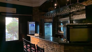 Frigobar, microondas, horno, placa de cocina