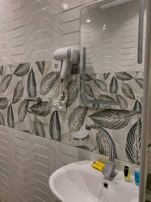 Kombinert dusj/badekar, tøfler, håndklær og såpe