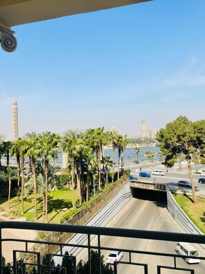 43-inch LCD TV with satellite channels, fireplace, Netflix - Garden City House Hotel (Cairo)