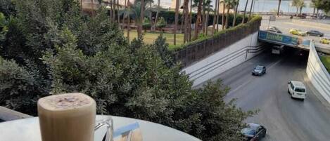 Kolmen hengen deluxe-huone, jokinäköala | Yksityinen keittonurkkaus | Minijääkaappi, mikroaaltouuni, uuni, liesi