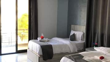 Cortinas blackout, insonorización y tabla de planchar con plancha