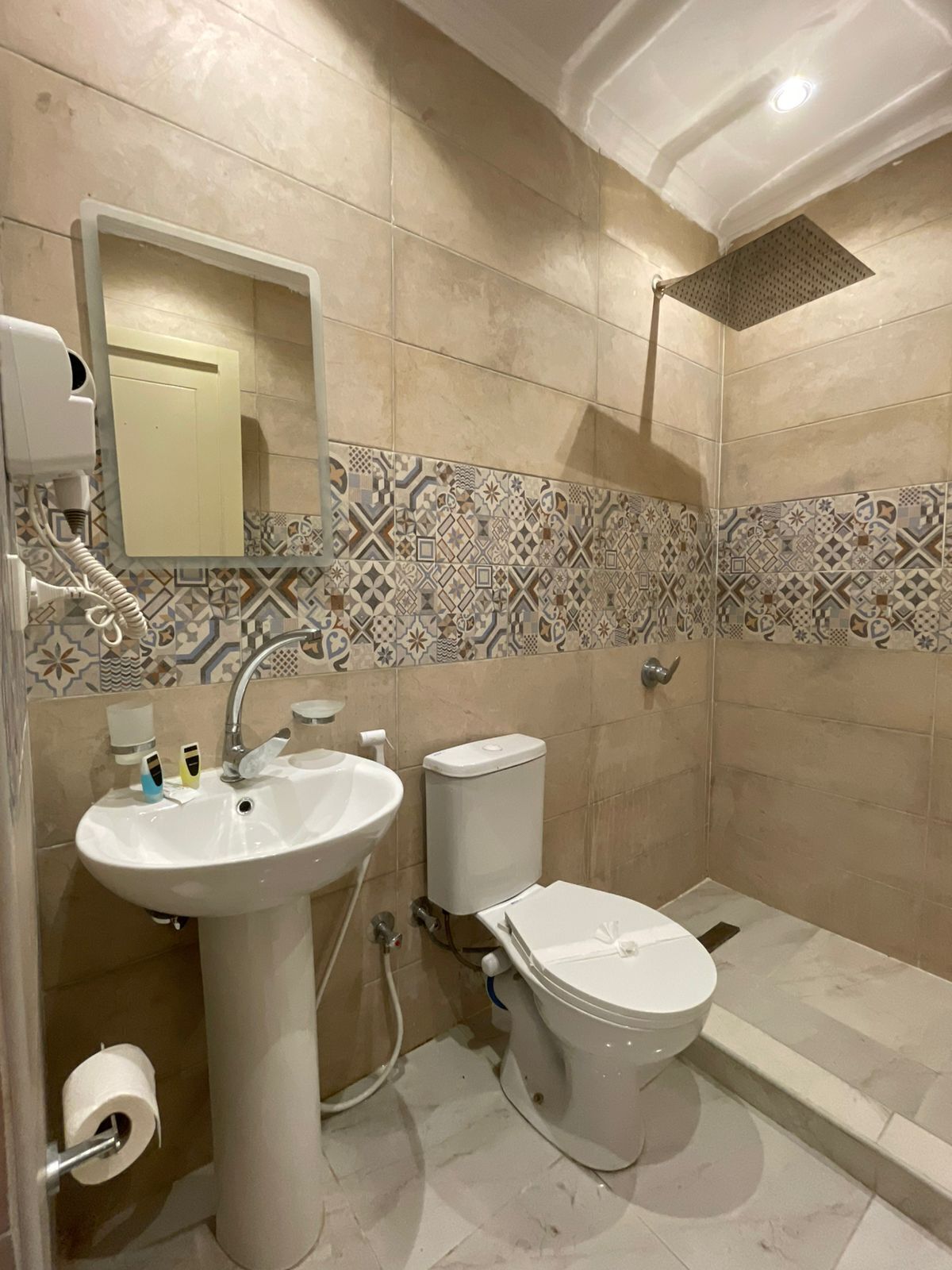 Ensemble douche/baignoire, sèche-cheveux, chaussons, serviettes fournies