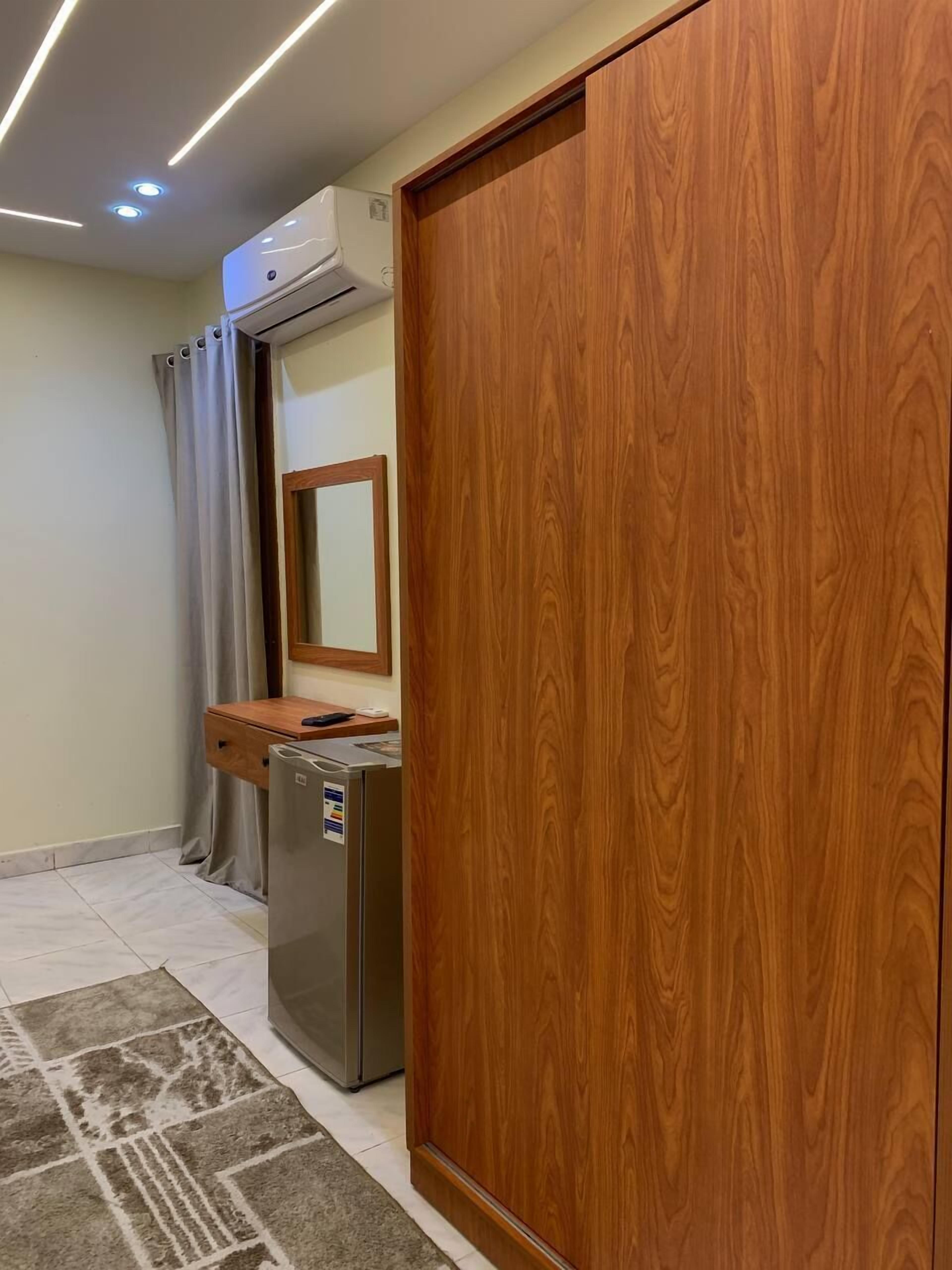 Verdunkelungsvorhänge, schallisolierte Zimmer, Bügeleisen/Bügelbrett