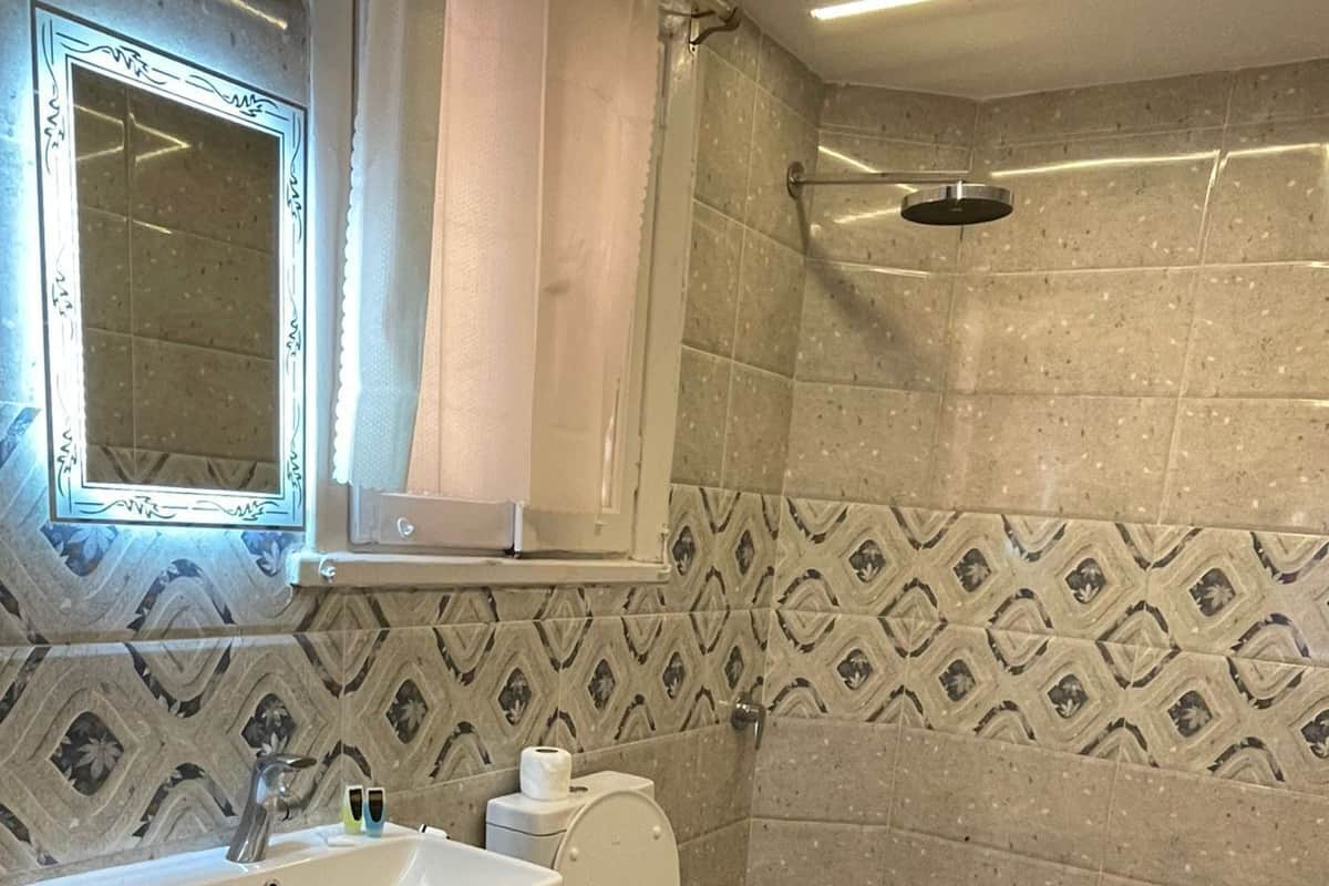Combined shower/tub, hair dryer, slippers, towels