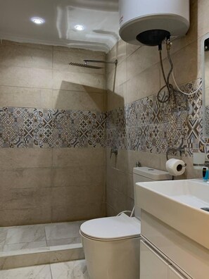 Combinazione doccia/vasca, pantofole, asciugamani, sapone