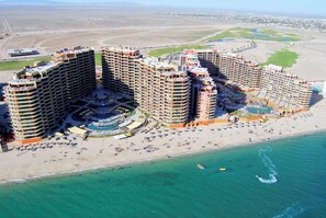 On the beach, sun-loungers, beach towels - Beachfront 1B condo in Puerto Peñasco with, FREE WiFi, FREE parking, (Puerto Peñasco)