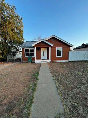 Charming 2-bedroom house in central Hobbs!