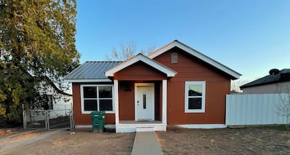 Charming 2-bedroom house in central Hobbs!