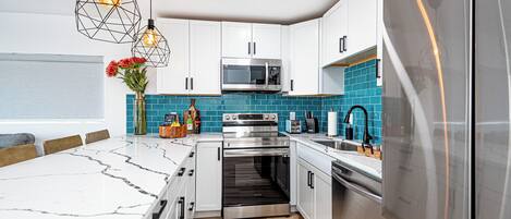 Refrigerador, microondas, horno y parrilla de estufa