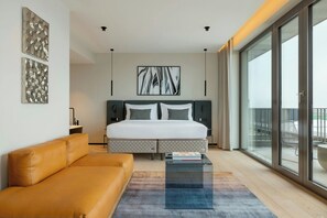 Suite Junior, 1 Tempat Tidur King, pemandangan kebun | Brankas, tirai kedap cahaya, setrika/meja setrika, dan Wi-Fi gratis