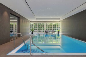 Kapalı yüzme havuzu