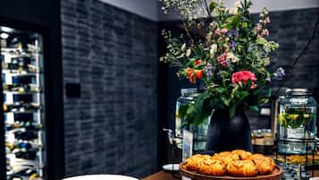 Tägliches Frühstücksbuffet gegen Gebühr