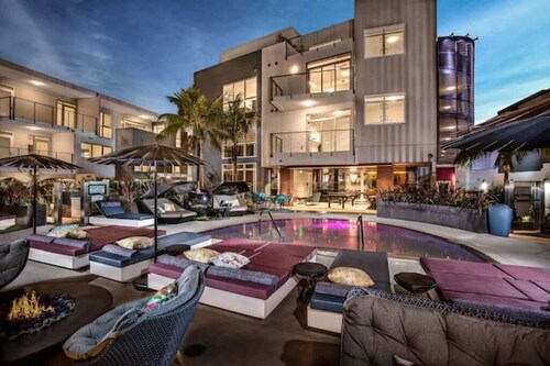 Luxury by the Grove and LACMA free parking , gym hot jacuzzi