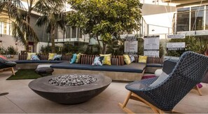 Terrace/patio - Luxury by the Grove and LACMA free parking , gym hot jacuzzi (West Hollywood)