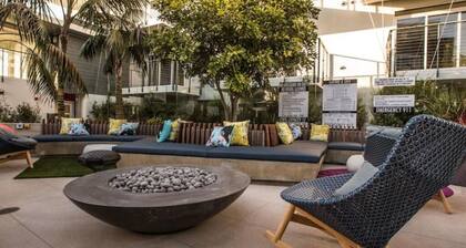 Luxury by the Grove and LACMA free parking , gym hot jacuzzi