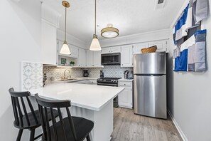 Wasserkocher mit Kaffee-/Teezubehör, Kühlschrank, Mikrowelle, Ofen