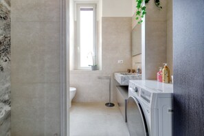 Haartrockner, Bidet, Handtücher, Seife