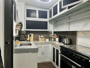 雪櫃、微波爐、焗爐、爐具