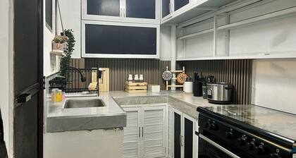 Cosy home near tourist destinations, resorts & 1hr drive to beach. Pet-friendly!