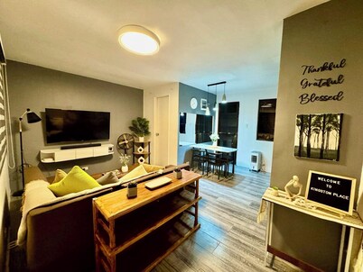 Cosy home near tourist destinations, resorts & 1hr drive to beach. Pet-friendly!