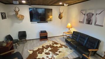 Smart TV, books, stereo