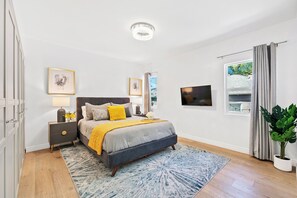 5 Schlafzimmer, Zimmersafe, Schreibtisch, Bügeleisen/Bügelbrett