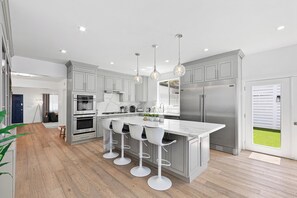 Fridge, microwave, oven, stovetop - Spacious Villa with 1BR Guesthouse steps from Universal Studios - Events Inquire (Los Angeles)