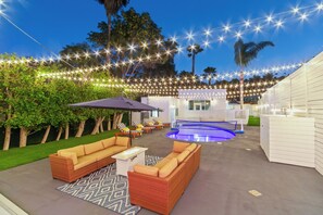 Property grounds - Spacious Villa with 1BR Guesthouse steps from Universal Studios - Events Inquire (Los Angeles)