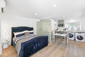 5 Schlafzimmer, Zimmersafe, Schreibtisch, Bügeleisen/Bügelbrett