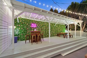 Outdoor dining - Family-Friendly Pool House near Universal Studios w/ Guesthouse - Events Inquire (Los Angeles)