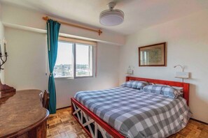 3 bedrooms, desk, iron/ironing board, WiFi