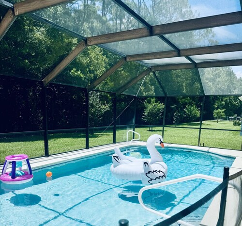 Beautiful Pool Home near the I95 Exit 284