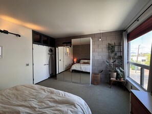 2 bedrooms, desk, iron/ironing board, WiFi - Sophisticated Downtown Condo with High-End Amenities (Phoenix)