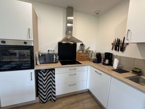 Réfrigérateur, micro-ondes, four, plaque de cuisson