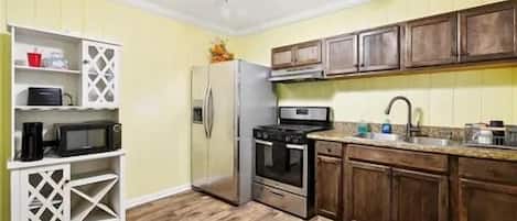 Refrigerador, microondas, horno, placa de cocina