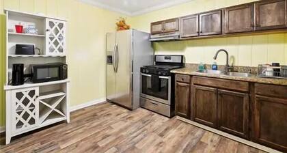 Comfy and Safe 2-bedroom condo in New Orleans - 1 block walk to French Quarter