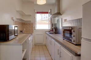 Fridge, microwave, dishwasher, cookware/dishes/utensils
