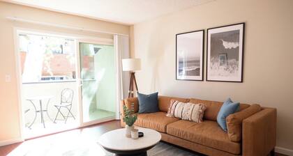 King Bed, Hottub, Gym, W/D, Parking, Balcony