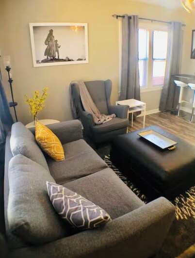 GrayHouse, peaceful Ponca City with AC, WiFi Pet friendly w/fee, lots of parking