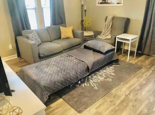 Smart TV - GrayHouse, peaceful Ponca City with AC, WiFi Pet friendly w/fee, lots of parking (Ponca City)