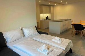 2 bedrooms, iron/ironing board, travel crib, WiFi - Apartment - Cozy - in the Forest – Self Check-In & Parking (Rum)