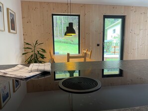 Dining - Apartment - Cozy - in the Forest – Self Check-In & Parking (Rum)